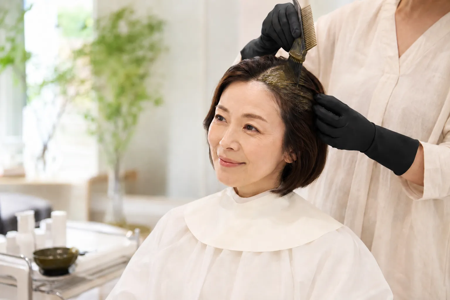 伊万里美容室Hair Room ALIDAで香草カラーの施術を受ける大人女性のイメージ写真